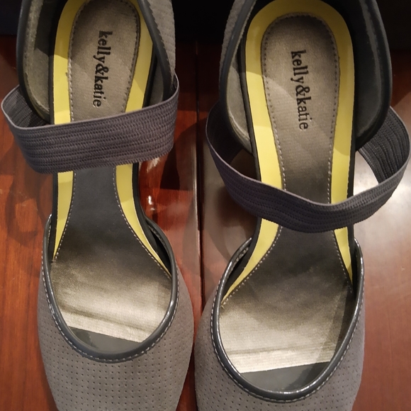 Kelly & Katie size 9 gray 3 inch heels - Picture 11 of 11